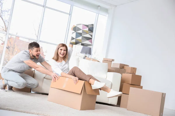 Feliz pareja divirtiéndose — Foto de Stock