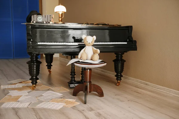 钢琴在空经典房 — 图库照片