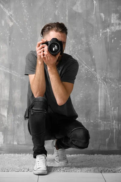 Hermoso joven fotógrafo —  Fotos de Stock