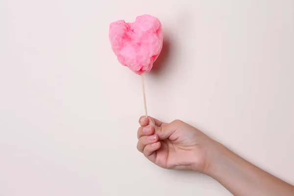 Hand hält Zuckerwatte — Stockfoto