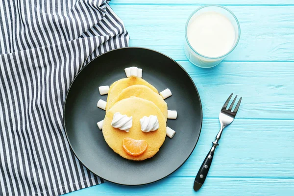 Piring dengan pancake buatan sendiri yang kreatif — Stok Foto