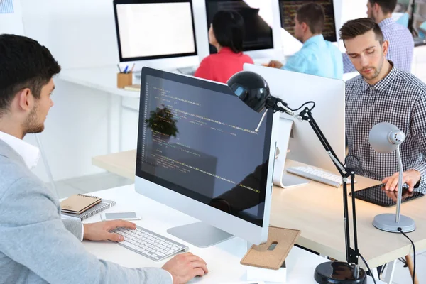 Jovens programadores trabalhando no escritório — Fotografia de Stock