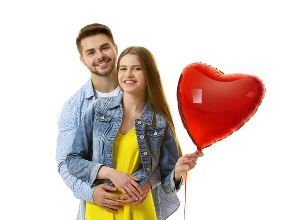 Jeune couple avec ballon en forme de coeur — Photo