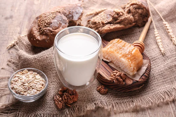 Süt, ekmek ve petek ile kompozisyon — Stok fotoğraf