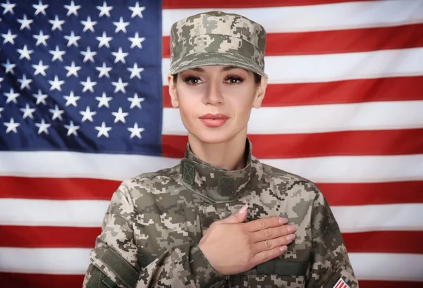 Soldatin Hält Hand Aufs Herz Mit Flagge Hintergrund — Stockfoto