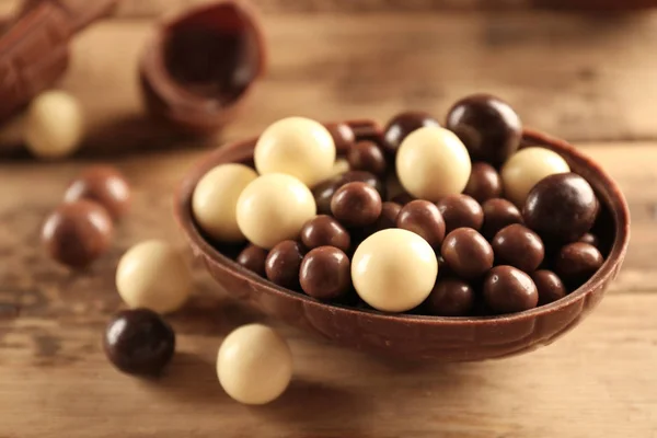 Schokoladen-Osterei und Bonbons — Stockfoto