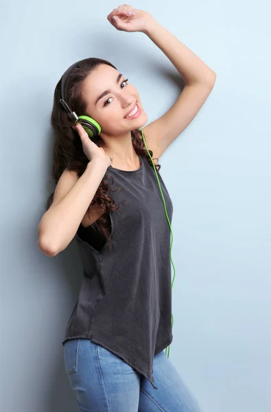 Hermosa mujer joven en auriculares —  Fotos de Stock