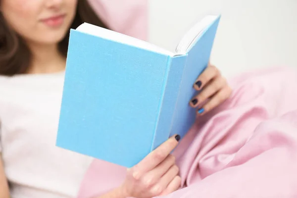 Woman reading book — Stock Photo, Image