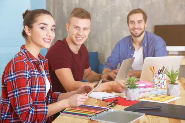 Jóvenes diseñadores en el lugar de trabajo — Foto de Stock