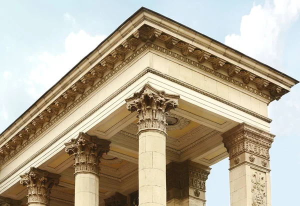 Здание с колоннами в неоклассическом стиле — стоковое фото