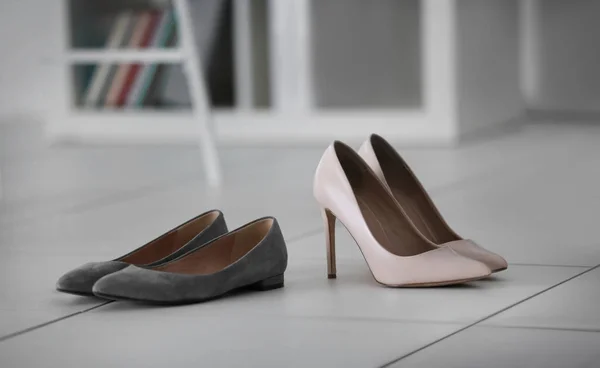 Vrouwelijke schoenen op kantoor — Stockfoto