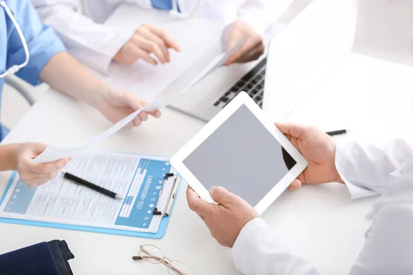 Medici al lavoro in clinica — Foto Stock