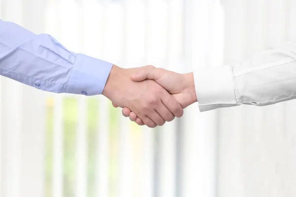 Hombres de negocios estrechando la mano en la oficina — Foto de Stock