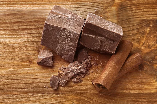 Broken chocolate pieces — Stock Photo, Image