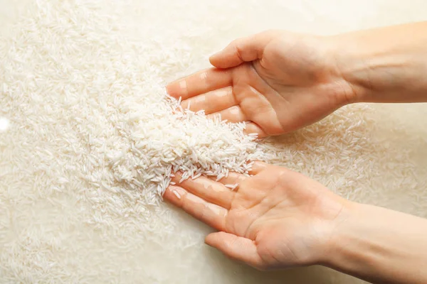 Mujer lavando arroz — Foto de Stock