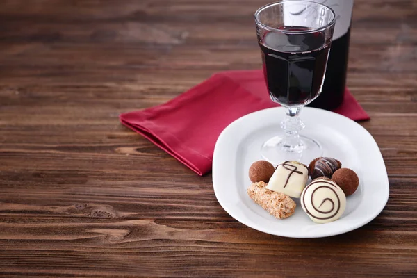 Rotwein und Schokolade — Stockfoto