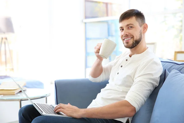 Hombre bebiendo café — Foto de Stock