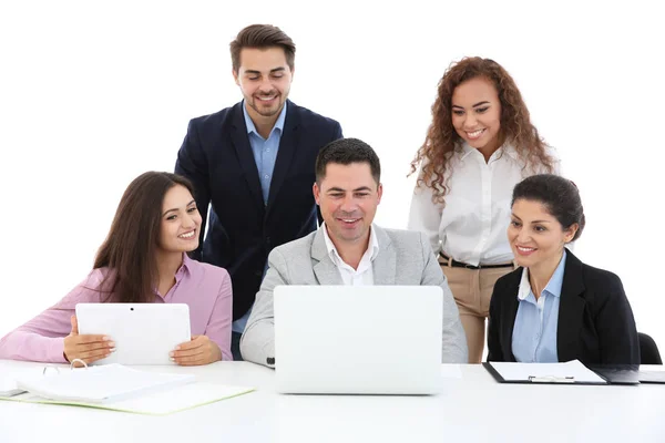 Mensen uit het bedrijfsleven een laptop zit — Stockfoto