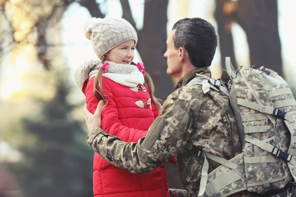 Soldado Camuflagem Com Sua Filha Livre — Fotografia de Stock