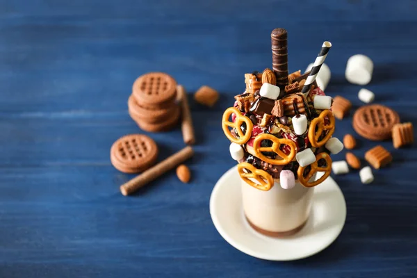 Batido, rosquilla y dulces en vaso — Foto de Stock