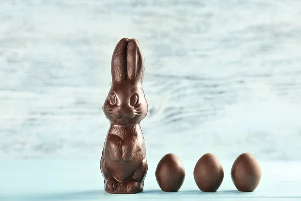 Conejo de chocolate de Pascua y huevos —  Fotos de Stock