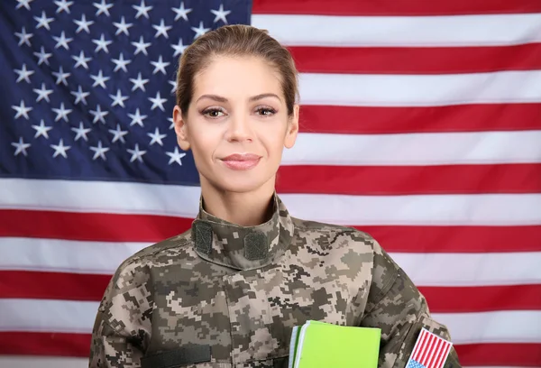 Soldado Femenino Con Cuadernos Sobre Fondo Bandera —  Fotos de Stock