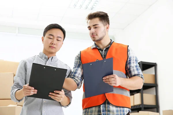 Dirigenti che controllano gli ordini al magazzino — Foto Stock