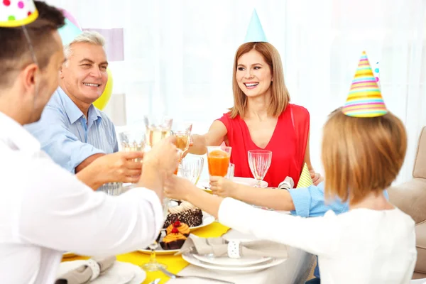 Família celebrando aniversário — Fotografia de Stock