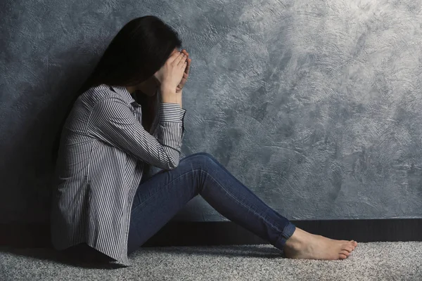 Mujer joven deprimida — Foto de Stock