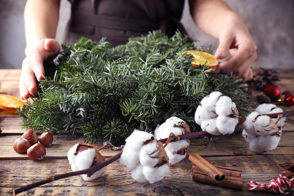 Femme Faisant Une Couronne Noël — Photo