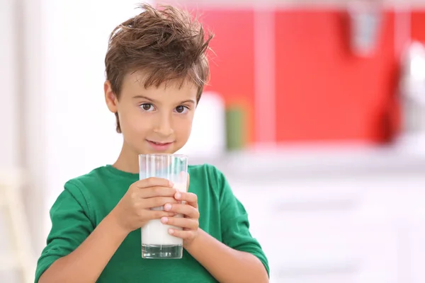 Garçon avec verre de lait — Photo