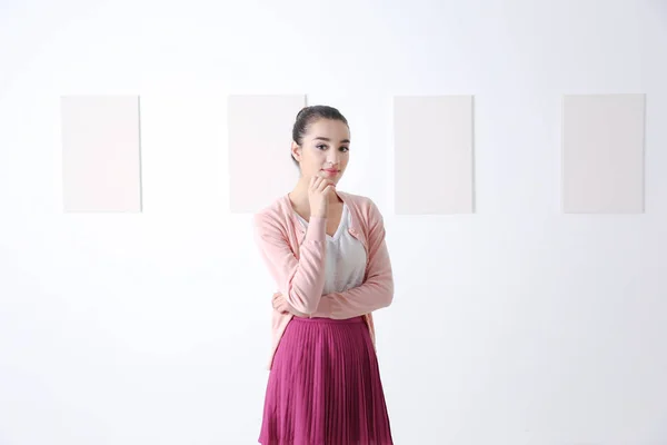 Young woman at art gallery — Stock Photo, Image