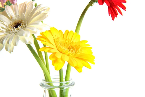 Vaas met een boeket van mooie bloemen — Stockfoto