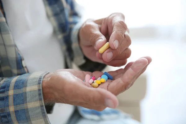 Senior man taking pills — Stock Photo, Image