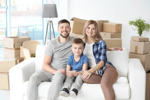 Gelukkige familie met kartonnen dozen — Stockfoto