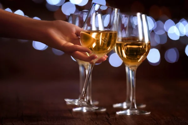 Ręka biorąc kieliszek do wina — Zdjęcie stockowe