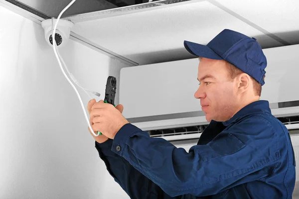 Electrician connecting CCTV camera — Stock Photo, Image