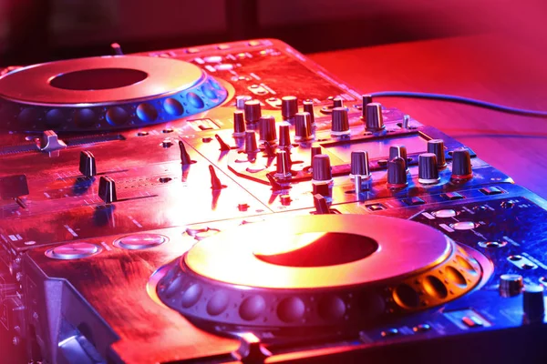 DJ-mixer i nattklubb — Stockfoto