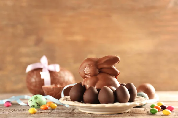 Composición de Pascua con conejito de chocolate y huevos — Foto de Stock