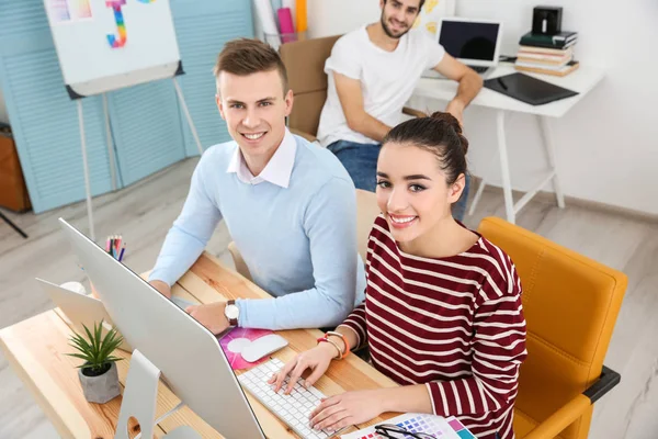 Grupo de jóvenes diseñadores — Foto de Stock