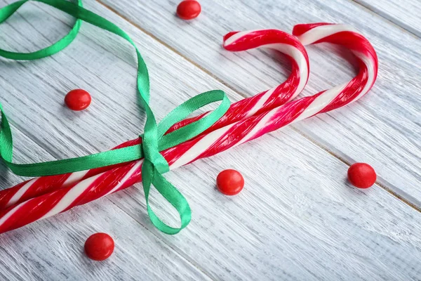 Bastones de caramelo de Navidad atados con cinta —  Fotos de Stock