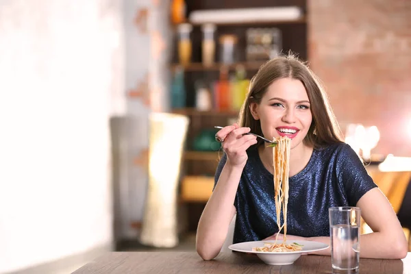 Kvinna som äter Pasta — Stockfoto