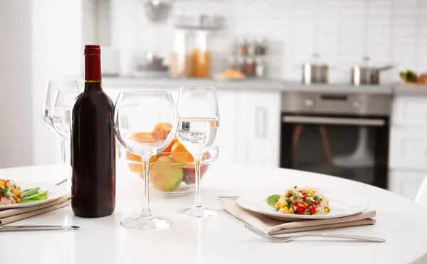 Garrafa de vinho na mesa servida — Fotografia de Stock