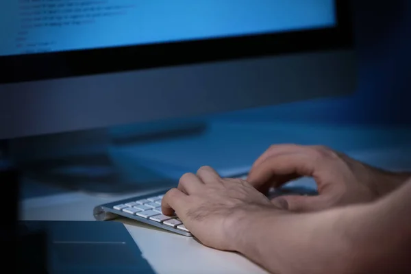 Manos del programador trabajando en casa tarde en la noche, primer plano — Foto de Stock