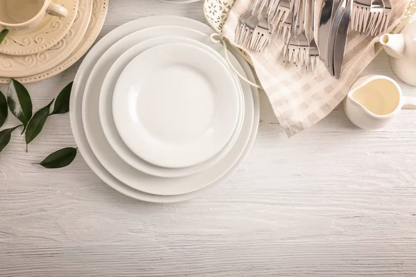 Platos blancos en la mesa —  Fotos de Stock