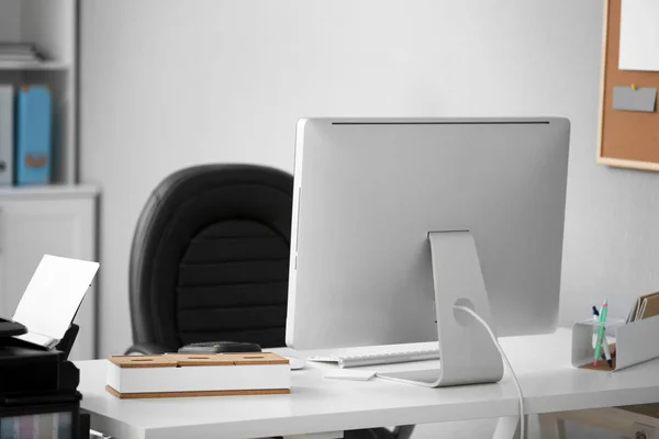Lugar de trabajo con ordenador en la oficina — Foto de Stock