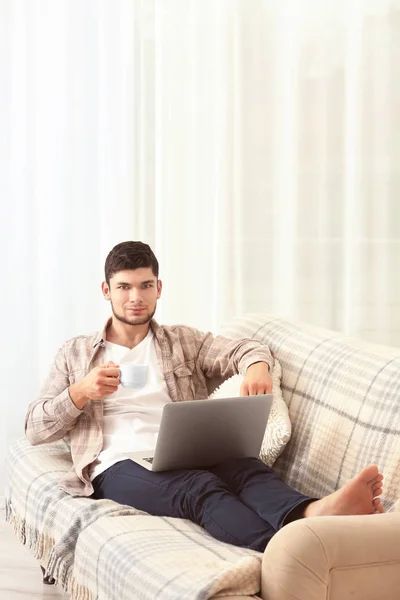 Mann trinkt Kaffee — Stockfoto