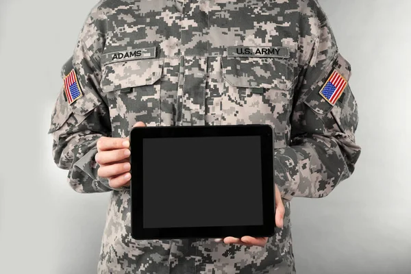 Στρατιώτης εκμετάλλευση ψηφιακή δισκίο — Φωτογραφία Αρχείου