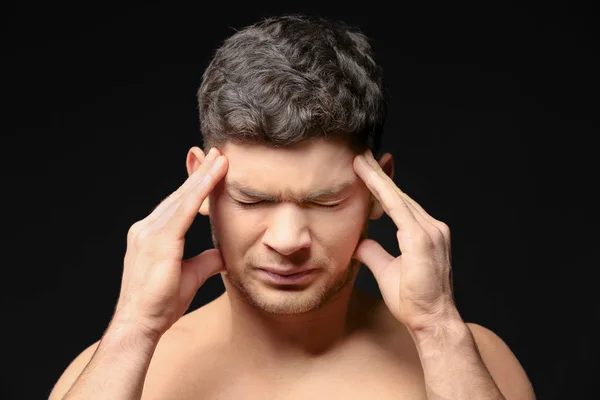 Homme souffrant de maux de tête — Photo