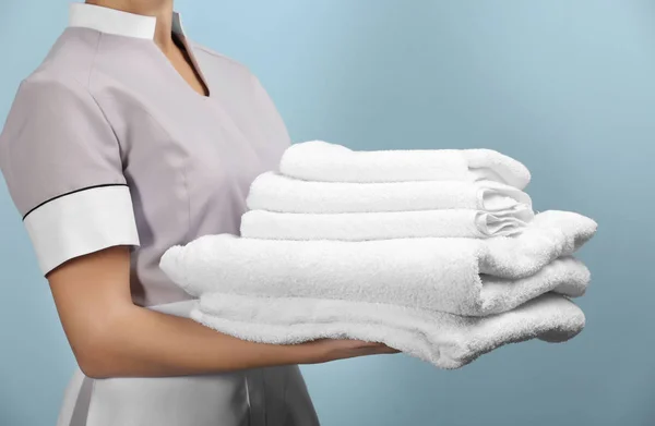 Ręczniki gospodarstwa kobiece pokojówka — Zdjęcie stockowe